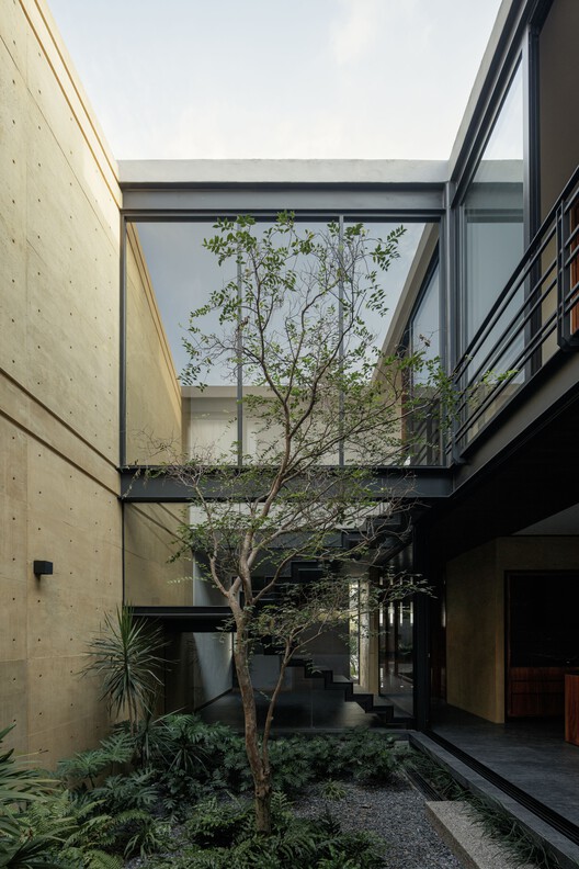 Zibu House / Di Frenna Arquitectos - Наружная фотография, Фасад, Окна, Двор