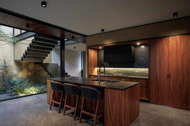 Zibu House / Di Frenna Arquitectos - Интерьерная фотография, стол, стул, столешница, балка