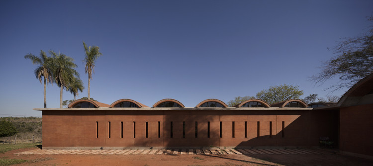 20 кирпичных домов, 20 лет современной архитектуры в Парагвае — изображение 43 из 61