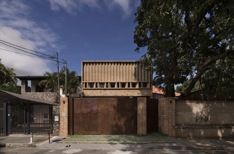 20 кирпичных домов, 20 лет современной архитектуры в Парагвае — Изображение 51 из 61