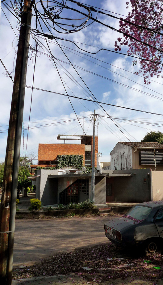 20 кирпичных домов, 20 лет современной архитектуры в Парагвае — изображение 40 из 61