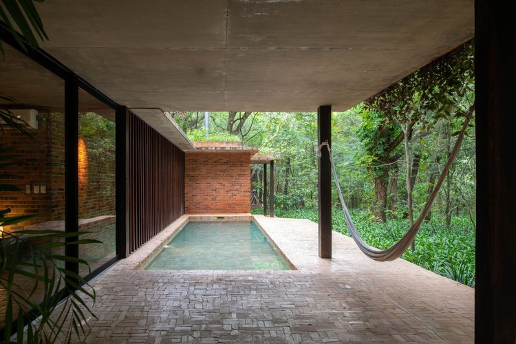 20 кирпичных домов, 20 лет современной архитектуры в Парагвае — изображение 30 из 61