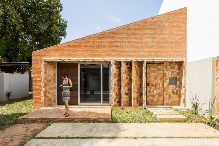 20 кирпичных домов, 20 лет современной архитектуры в Парагвае — Изображение 50 из 61