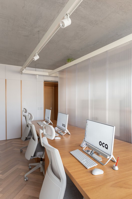 OCA Office Headquarters 03 / Oficina Conceito Arquitetura - Интерьерная фотография, стол, освещение, стул