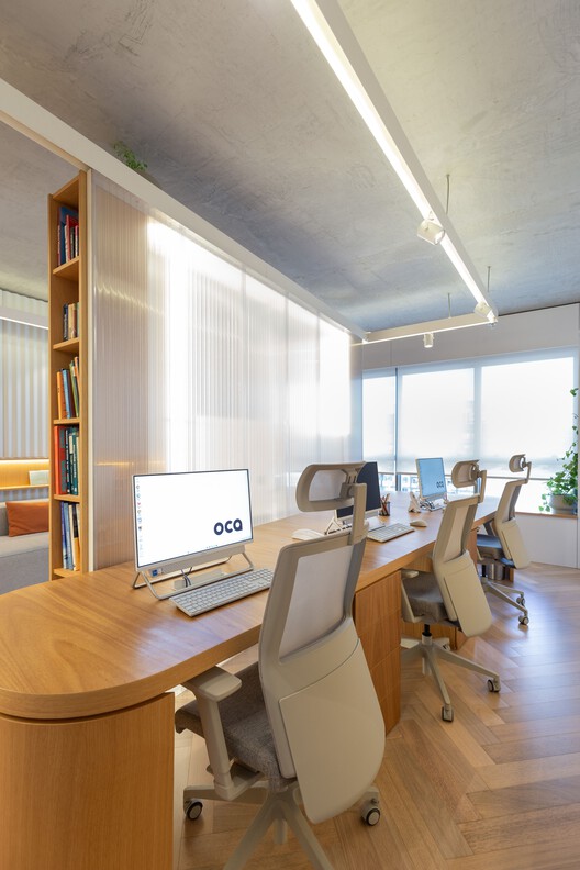 OCA Office Headquarters 03 / Oficina Conceito Arquitetura - Интерьерная фотография, стол, стул, окна