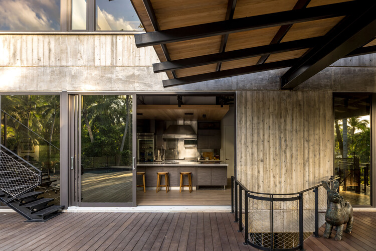Stewart Avenue Residence / Brillhart Architecture - Интерьерная фотография, кухня, балка, палуба