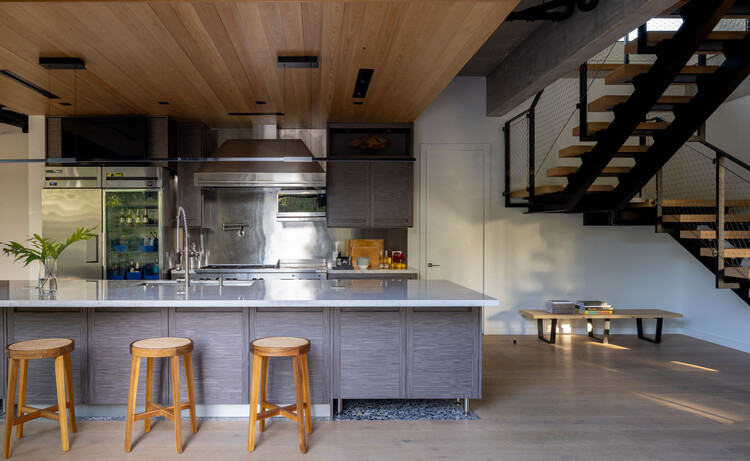 Stewart Avenue Residence / Brillhart Architecture - Интерьерная фотография, кухня, столешница, стол, балка, раковина