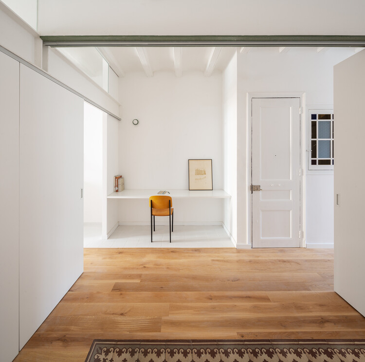Ремонт квартиры в Sants / midori arquitectura - Интерьерная фотосъемка, кресло, окна
