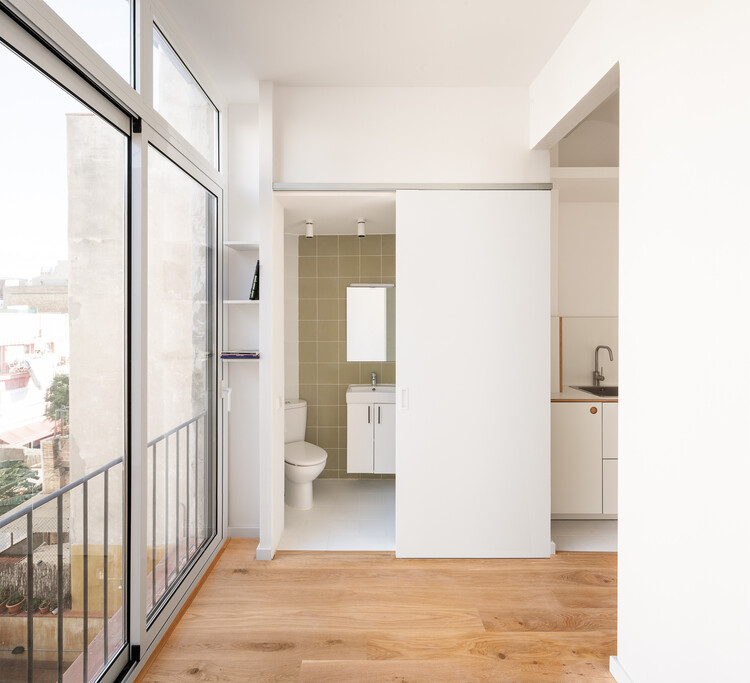 Ремонт квартиры в Sants / midori arquitectura - Фото интерьера, стекла, окна, перила
