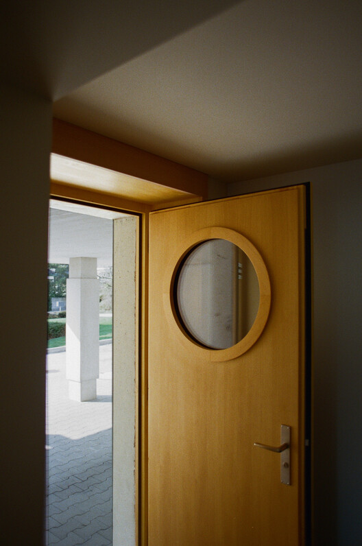Дом с колонной / Architekturkollektiv filiale - Интерьерная фотография, Двери