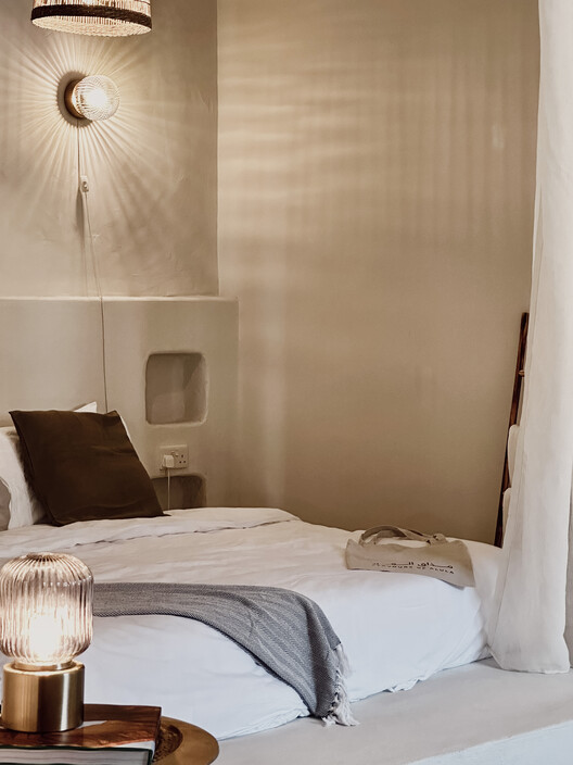 Oasis View Vacation Rentals / Elie Metni Architects - Интерьерная фотография, Спальня, Дерево, Освещение, Кровать