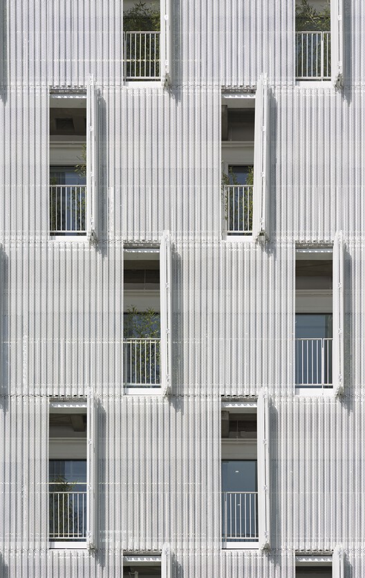 Белое офисное здание с ремонтом / Olgooco - Интерьерная фотография, окна