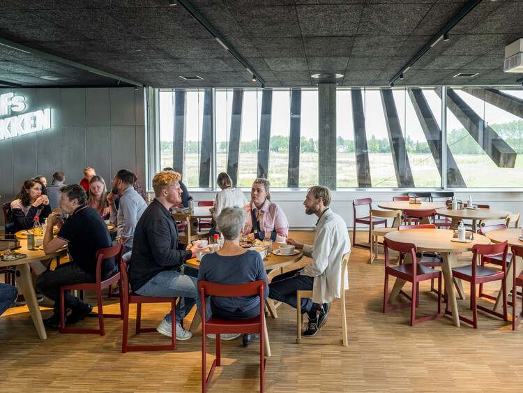 LIFE Campus / Vilhelm Lauritzen Architects - Интерьерная фотография, стол, стул