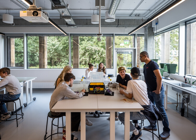LIFE Campus / Vilhelm Lauritzen Architects - Интерьерная фотография, стол, окна, стул