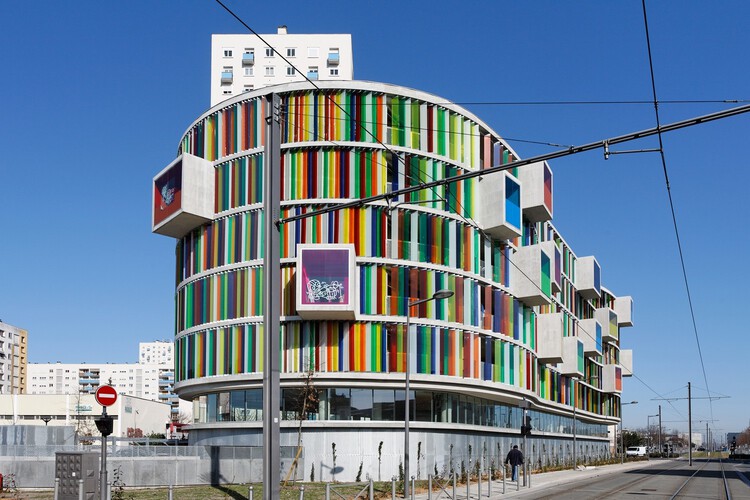 Нарушая стандарты: 10 архитекторов, смелых в своих цветовых палитрах — изображение 17 из 23