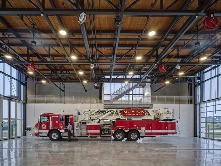 Пожарная часть Марион № 1 / OPN Architects — фотография интерьера, освещение, балка