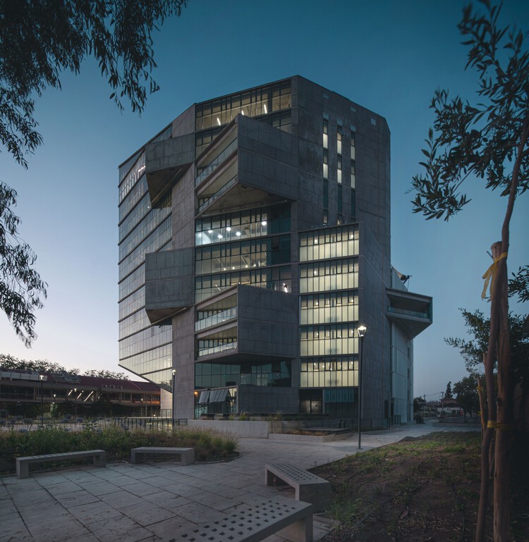 Здание школы бизнеса и экономики FAE – Университет Сантьяго-де-Чили / Марсино Архитектура — изображение 1 из 38