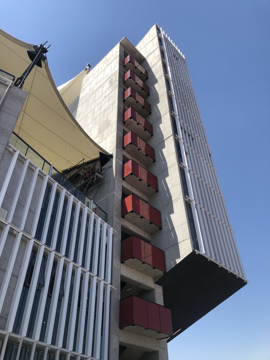 Здание школы бизнеса и экономики FAE – Университет Сантьяго-де-Чили / Марсино Архитектура – ​​изображение 12 из 38