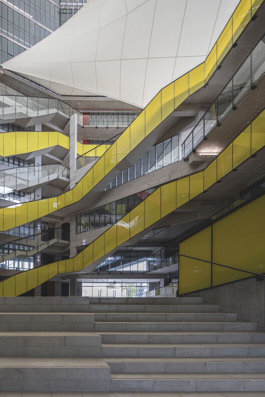 Здание школы бизнеса и экономики FAE – Университет Сантьяго-де-Чили / Марсино Архитектура – ​​Фотография интерьера, лестница, фасад