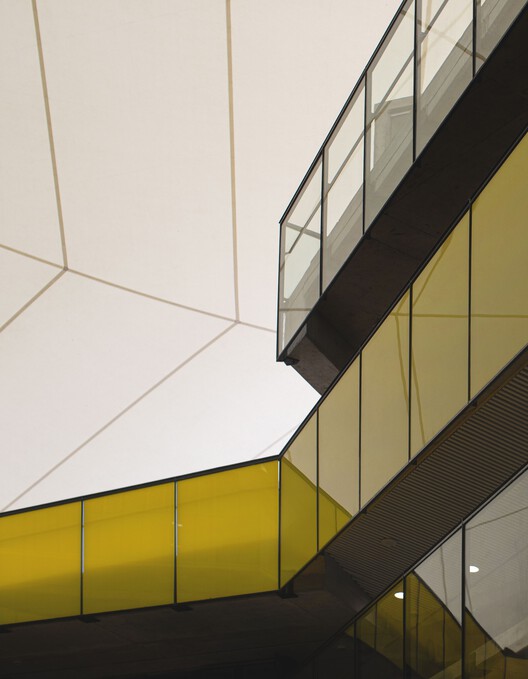 Здание Школы бизнеса и экономики FAE – Университет Сантьяго-де-Чили / Марсино Архитектура – ​​изображение 3 из 38