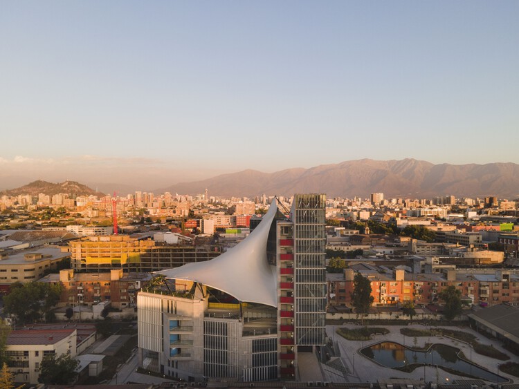Здание школы бизнеса и экономики FAE – Университет Сантьяго-де-Чили / Марсино Архитектура – ​​изображение 8 из 38