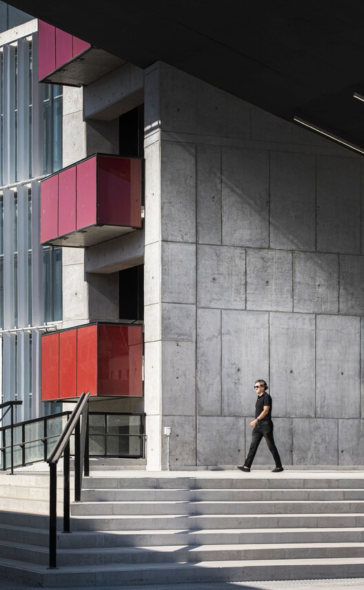 Здание школы бизнеса и экономики FAE – Университет Сантьяго-де-Чили / Марсино Архитектура — изображение 2 из 38