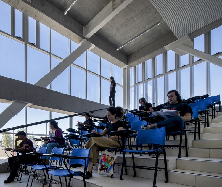 Здание школы бизнеса и экономики FAE – Университет Сантьяго-де-Чили / Марсино Архитектура – ​​изображение 18 из 38