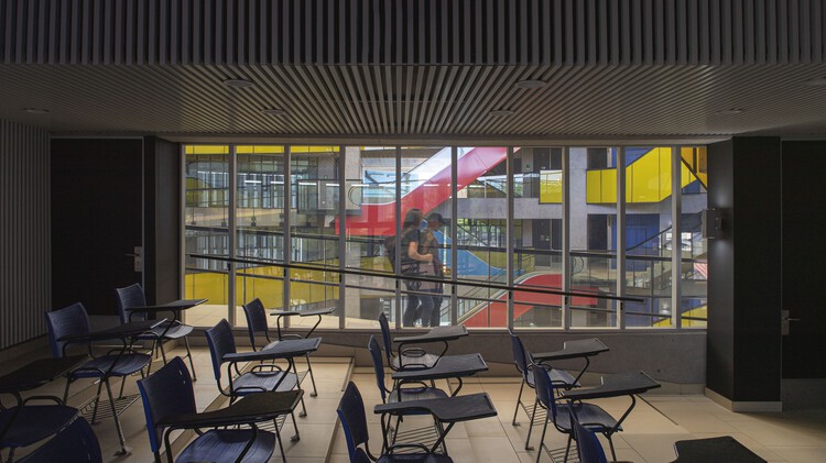Здание школы бизнеса и экономики FAE – Университет Сантьяго-де-Чили / Марсино Архитектура – ​​изображение 4 из 38