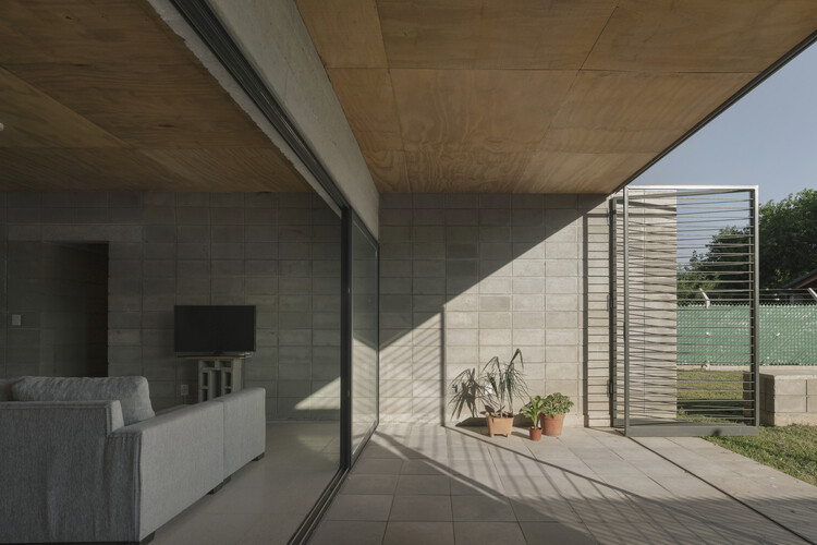 Дом для Хуана и Лауры / Atelier Atlantico - Фотография интерьера, фасад, бетон