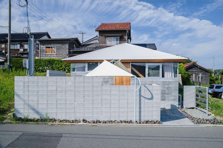 Дом выходного дня в Киотанго / архитектурное бюро Хидео Арао — фотография экстерьера, окна, забор