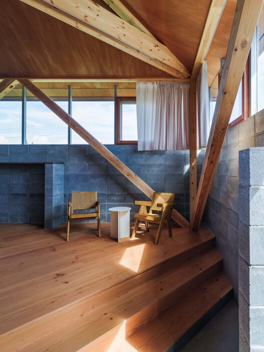 Дом выходного дня в Киотанго / Бюро архитекторов Хидео Арао — фотография интерьера, окна, балки