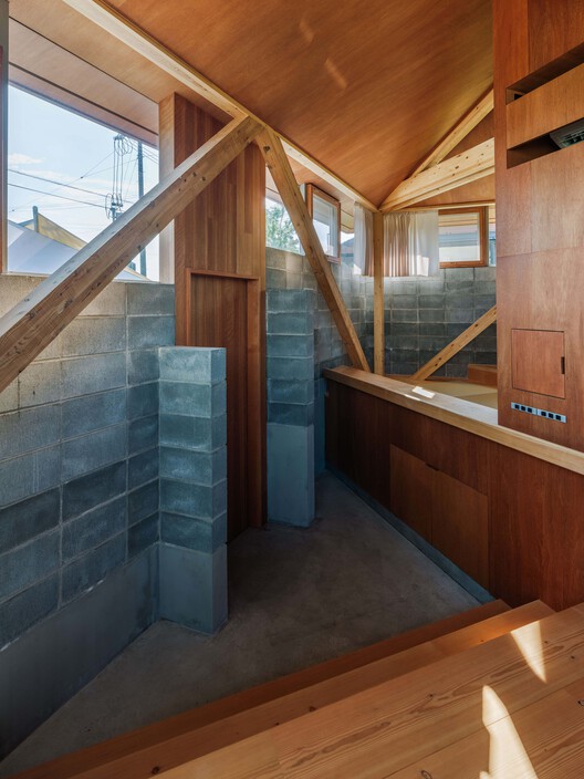Дом выходного дня в Киотанго / Бюро архитекторов Хидео Арао — фотография интерьера, окна, балка, перила