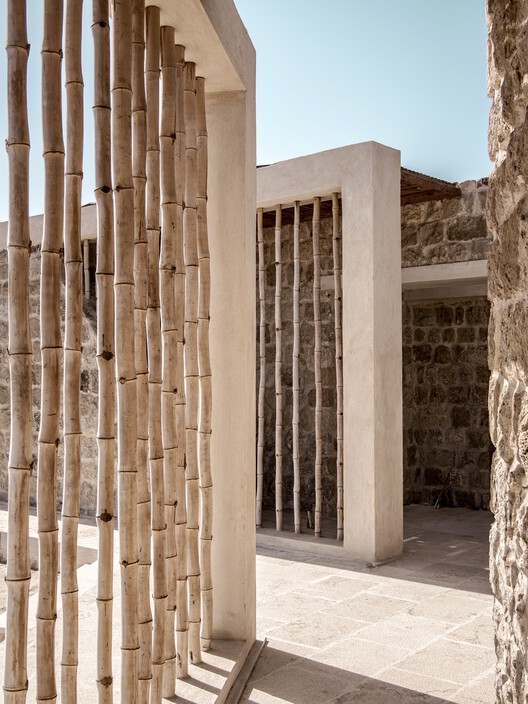 Дышащий пляжный домик / Архитектурная лаборатория Карма (KAL) - Фотография экстерьера, колонна