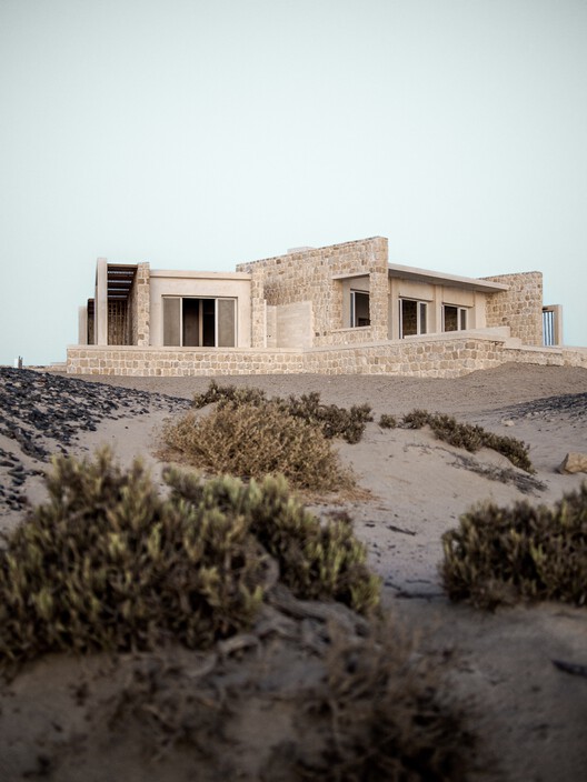 Дышащий пляжный домик / Архитектурная лаборатория Карма (KAL) — фотография экстерьера, окна