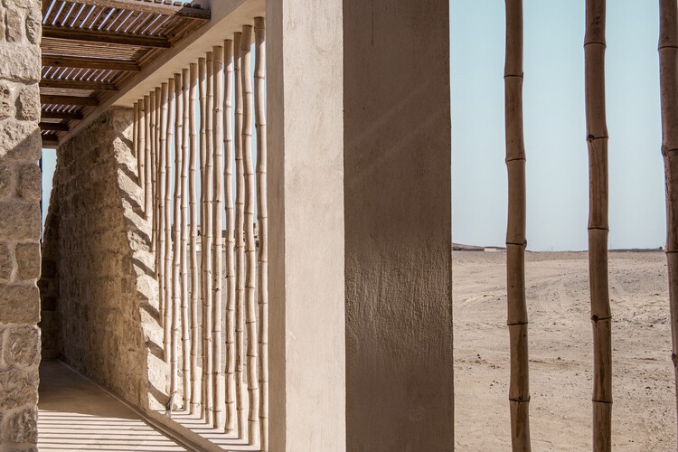 Дышащий пляжный дом / Архитектурная лаборатория Карма (KAL) - Фотография интерьера, фасад, колонна, перила, балка