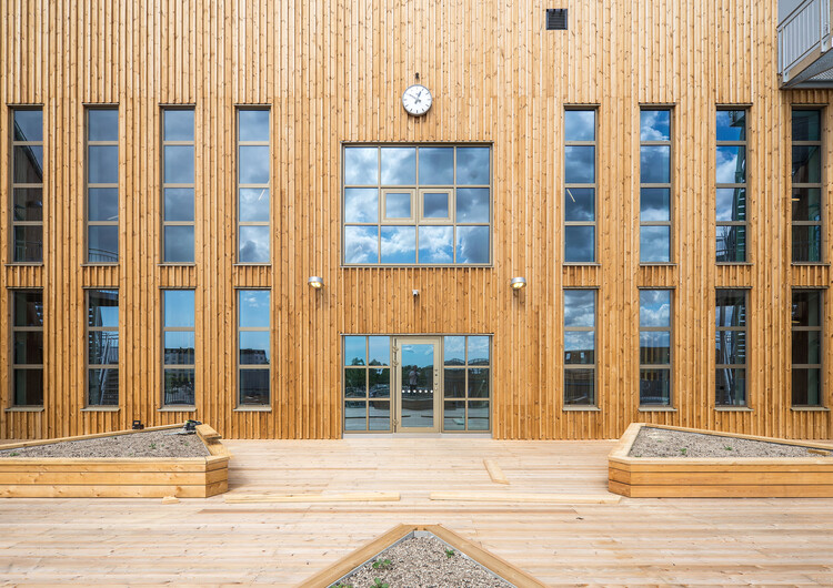 Школа Энгсдалс / STADSTUDIO AB - Фотография интерьера, окна, кирпич, фасад