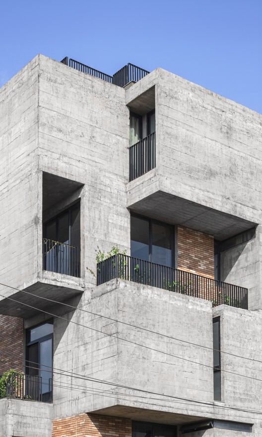 ЖИВОЙ АНСАМБЛЬ – Многоквартирный жилой комплекс / Дизайн Рахула Пудейла – Фотография экстерьера, окна, балкон