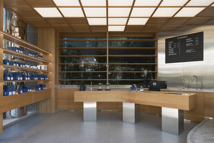 Alchemist Coffee на Orchard Road / Wynk Collaborative — фотография интерьера, кухни, стеллажей, стола