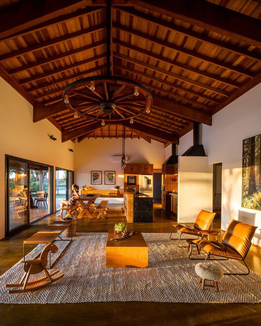 Marilu House / Piúna Arquitetura - Фотография интерьера, гостиная, стол, стул, балка, окна, патио