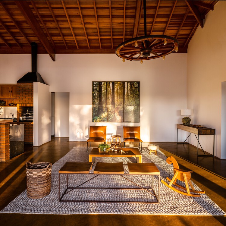 Marilu House / Piúna Arquitetura - Фотография интерьера, стол, диван, стул, балка