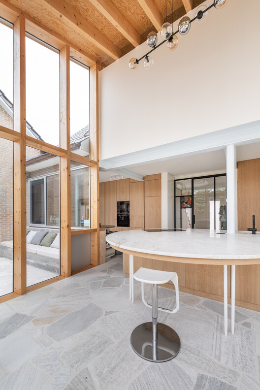 Вилла ABC / Objekt Architecten - Фотография интерьера, кухня, стол, окна, балка