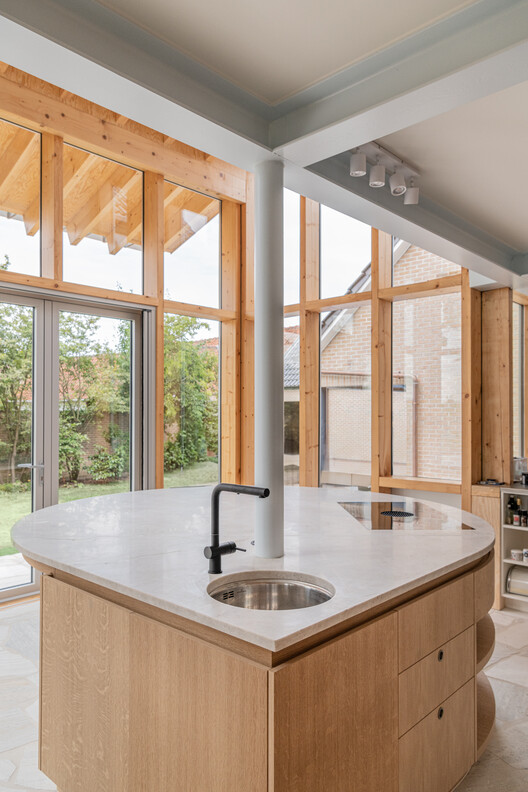 Villa ABC / Objekt Architecten - Фотография интерьера, кухня, раковина, окна, столешница