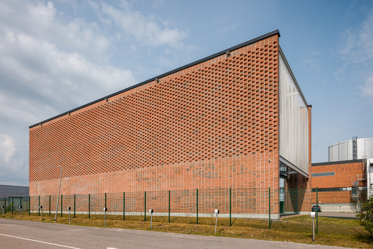 Здание теплового насоса Вуосаари / Virkkunen & Co Architects — фотография экстерьера, кирпич, фасад, окна