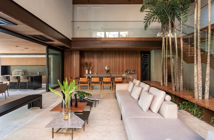 RZ Residence / Padovani Arquitetos - Фотография интерьера, гостиная, стол, стул