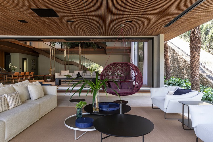 RZ Residence / Padovani Arquitetos - Фотография интерьера, гостиная, стол, диван, стул, балка, патио