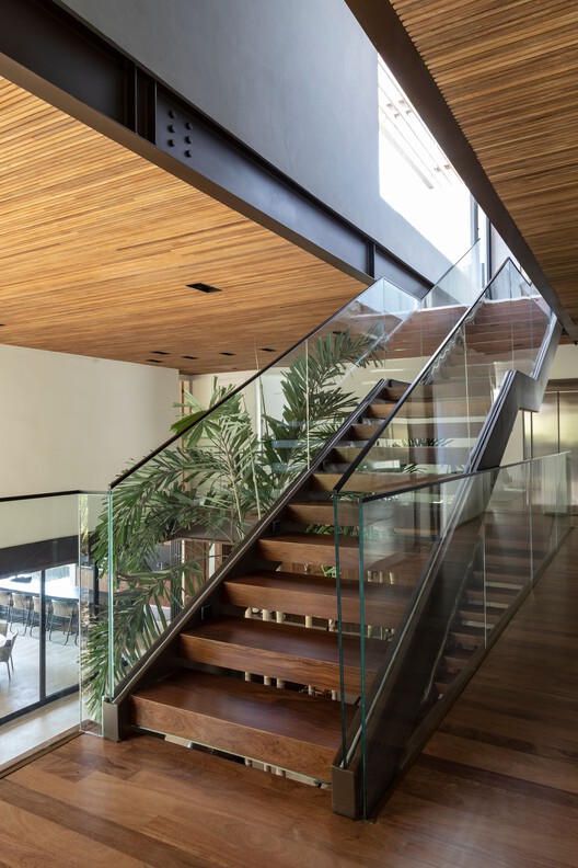 RZ Residence / Padovani Arquitetos - Фотография интерьера, лестница, окна, перила, балка