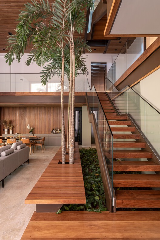 RZ Residence / Padovani Arquitetos - Фотография интерьера, стол, лестница, окна, перила