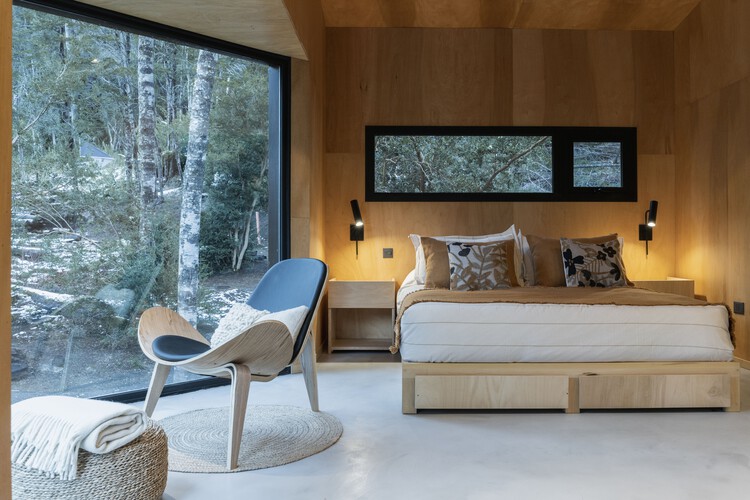 Gallareta House / OJA (органическая и радостная архитектура) – фотография интерьера, спальня, окна, стул