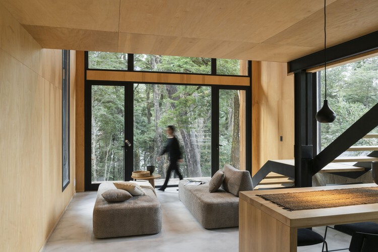 Gallareta House / OJA (органическая и радостная архитектура) – фотография интерьера, гостиная, стол, окна, балка