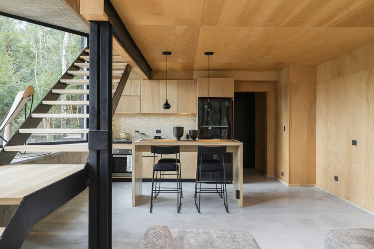 Gallareta House / OJA (органическая и радостная архитектура) – фотография интерьера, кухня, стол, стул, балка